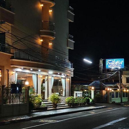 Ritzy House Hotel Chumphon Bagian luar foto