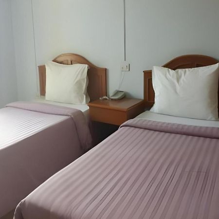 Ritzy House Hotel Chumphon Bagian luar foto
