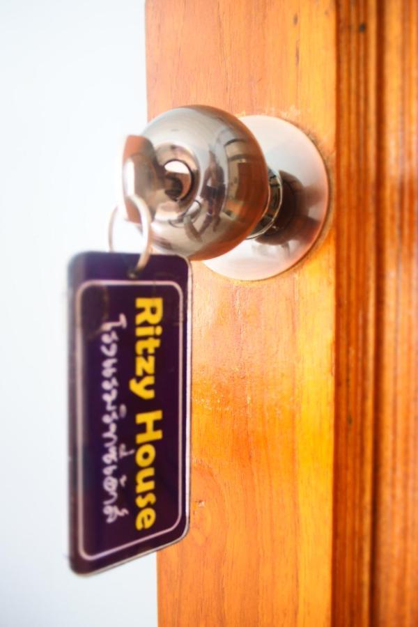 Ritzy House Hotel Chumphon Bagian luar foto