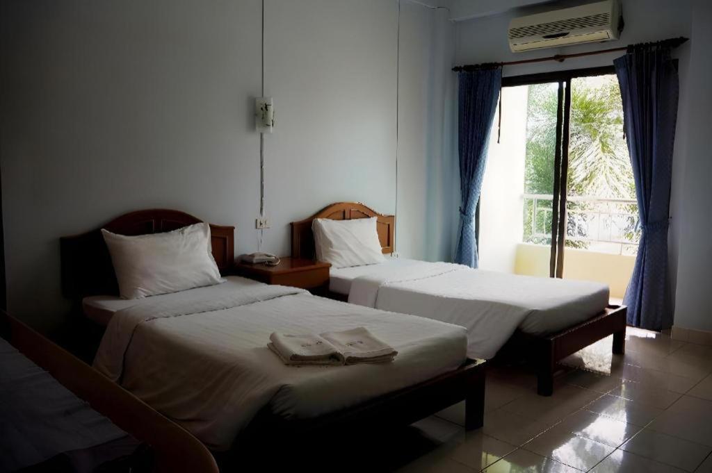 Ritzy House Hotel Chumphon Bagian luar foto