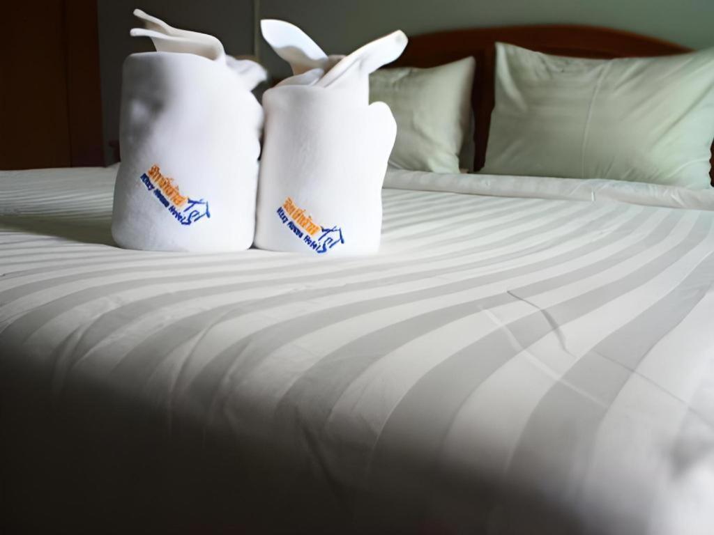 Ritzy House Hotel Chumphon Bagian luar foto