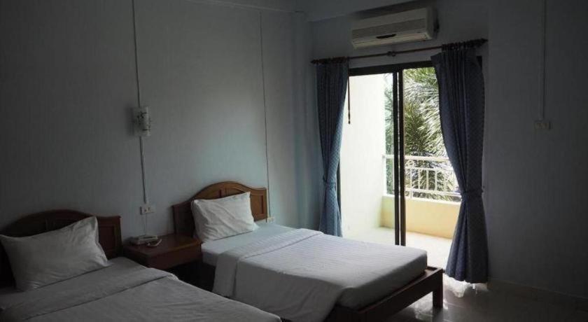 Ritzy House Hotel Chumphon Bagian luar foto