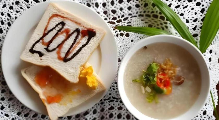 Ritzy House Hotel Chumphon Bagian luar foto