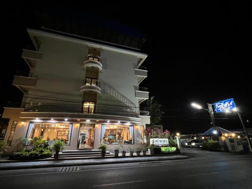 Ritzy House Hotel Chumphon Bagian luar foto