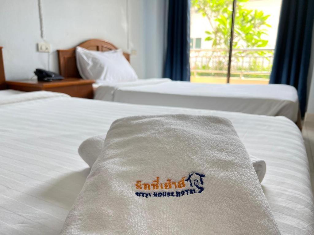 Ritzy House Hotel Chumphon Bagian luar foto
