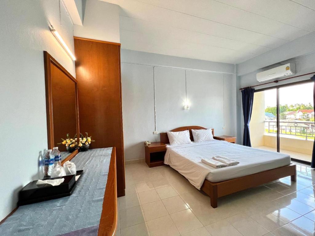 Ritzy House Hotel Chumphon Bagian luar foto