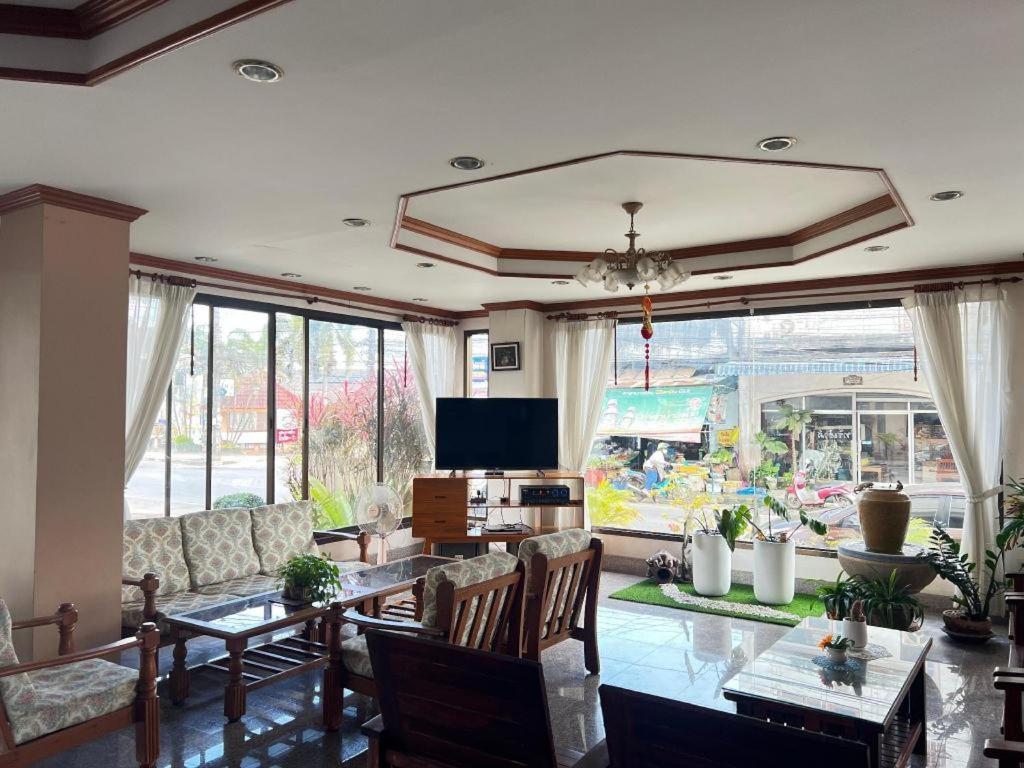 Ritzy House Hotel Chumphon Bagian luar foto