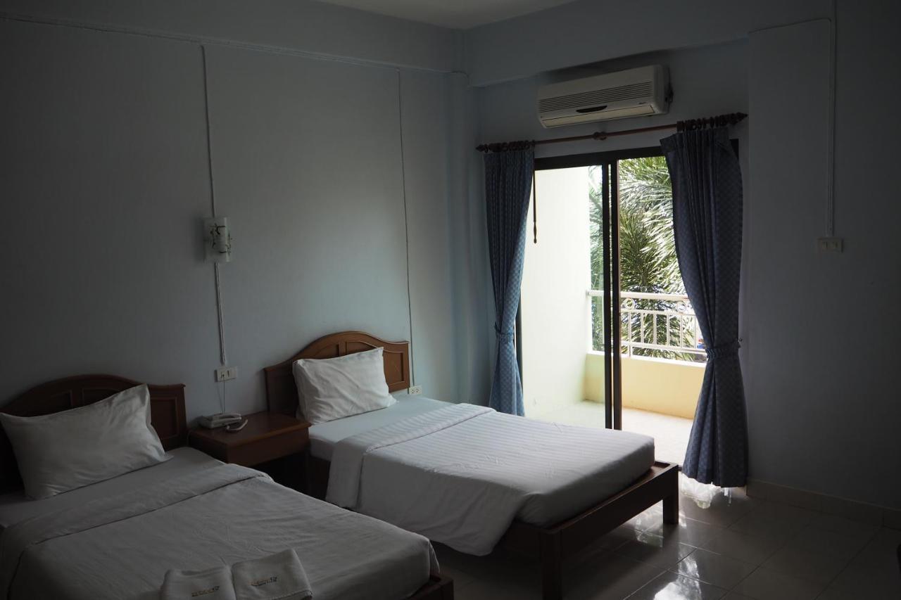 Ritzy House Hotel Chumphon Bagian luar foto